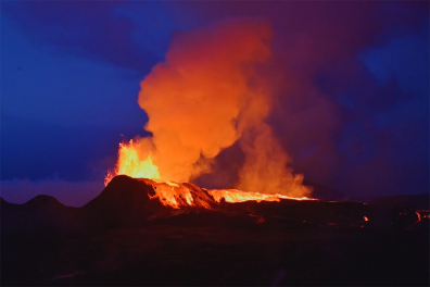 Eruption volcanique nocturne spectaculaire (4) - 1mn 14s
